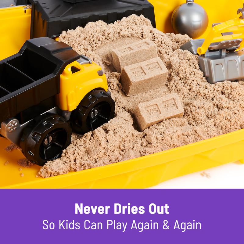 Kinetic Sand, Construction Site Folding Sandbox Playset with Vehicle and 2lbs Kinetic Sand, for Kids Aged 3 and up