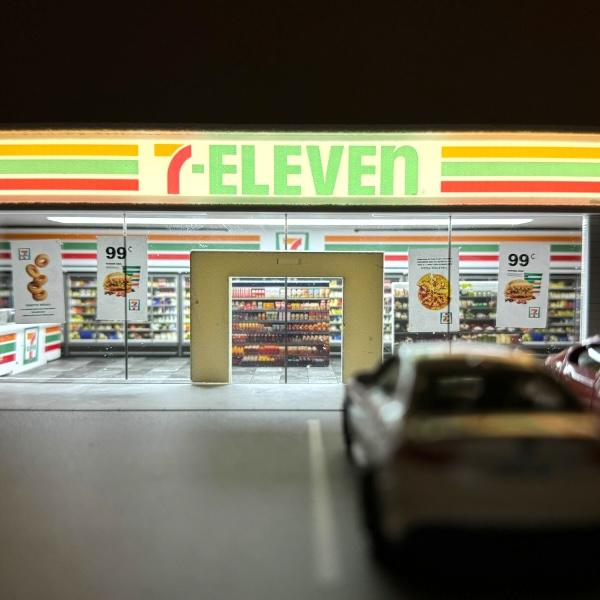 NEW Limited edition 7 Eleven Diorama Hot Wheels Mini GT display 1:64 with LED lighting