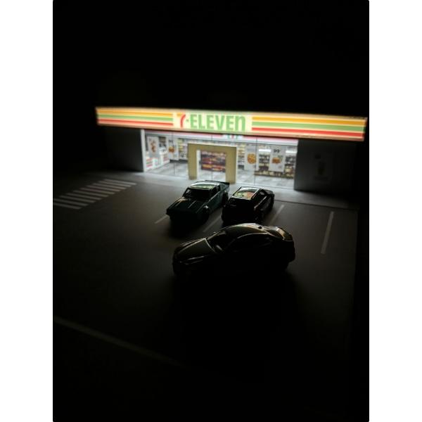 NEW Limited edition 7 Eleven Diorama Hot Wheels Mini GT display 1:64 with LED lighting