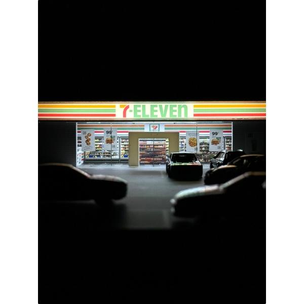 NEW Limited edition 7 Eleven Diorama Hot Wheels Mini GT display 1:64 with LED lighting