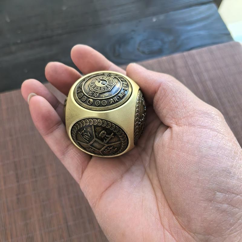 Brass Dice Large Fingertip Gyro, Brass Decompression Cube Dice Large Fingertip Gyro Good Luck 6-Side Bearing Rotatable Walking Negative Energy Adult Toy Gift