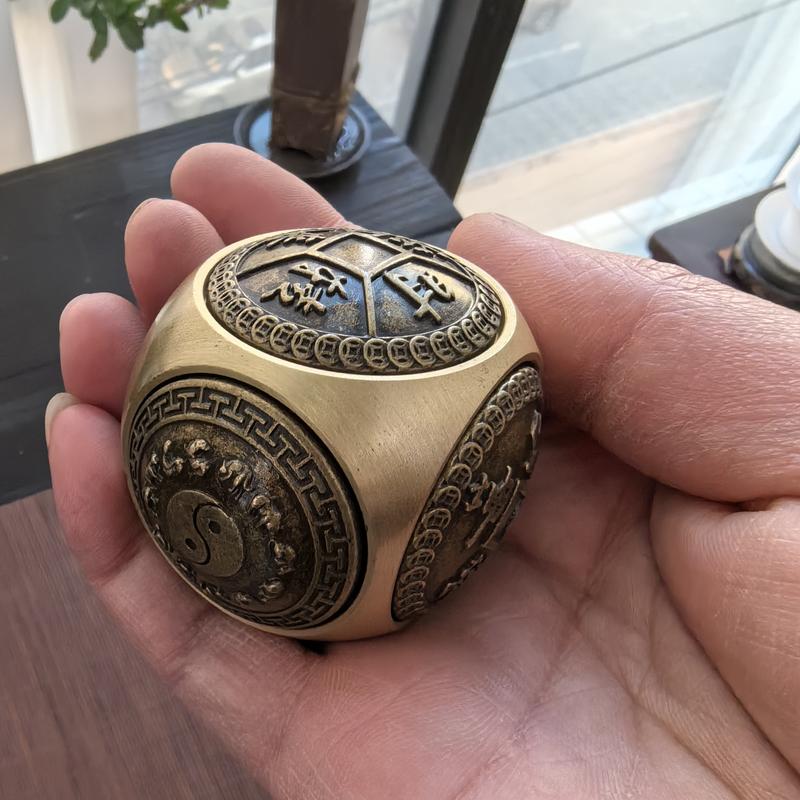 Brass Dice Large Fingertip Gyro, Brass Decompression Cube Dice Large Fingertip Gyro Good Luck 6-Side Bearing Rotatable Walking Negative Energy Adult Toy Gift