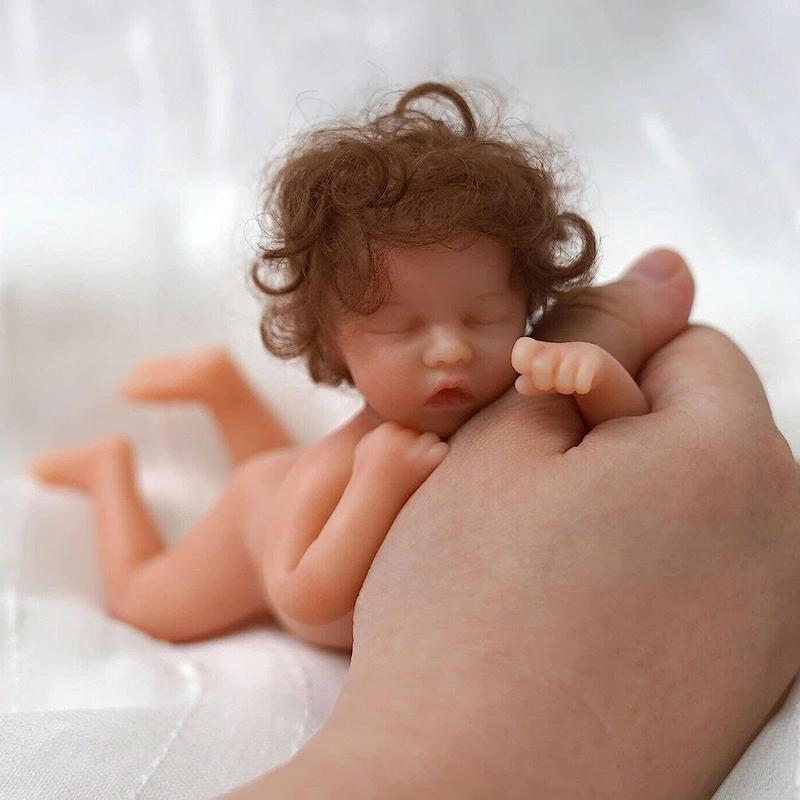 Realistic Silicone Reborn Doll, 6 Inch 15cm Soft & Cute Doll with Clothes, Girl Toy, Stress Relief Toy for Adults, Realistic Reborn Dolls for Kids, Fun Gifts for Boys and Girls