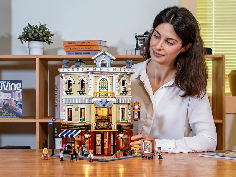 Funwhole Antique Store Lighting Building-Bricks Set 2847 Pcs - City Town Corner Collectibles Shop LED Light Modular Building Model Set Holiday gift   for Adults and Teen