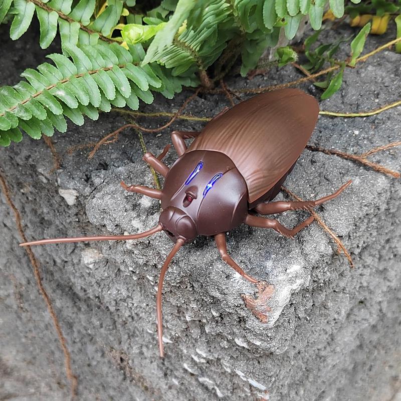 Cockroach Remote Control mischievous Animal Toys Electronic Realistic Fake Big Insect Bug Glowing Eyes Kids Gift mischievous fun for Halloween Christmas