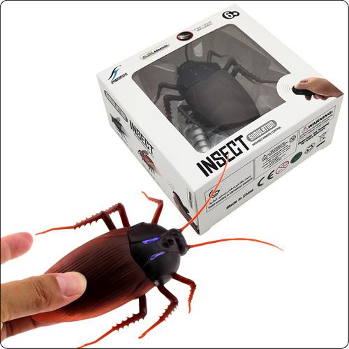 Cockroach Remote Control mischievous Animal Toys Electronic Realistic Fake Big Insect Bug Glowing Eyes Kids Gift mischievous fun for Halloween Christmas