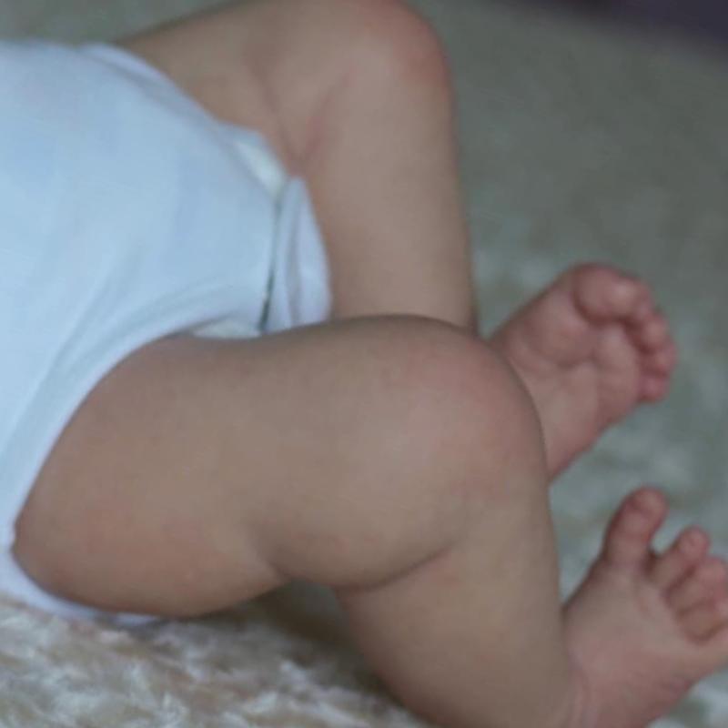 Realistic Reborn Doll, 45cm Soft Silicone Baby Doll with 3D Marble Skin and Visible Veins