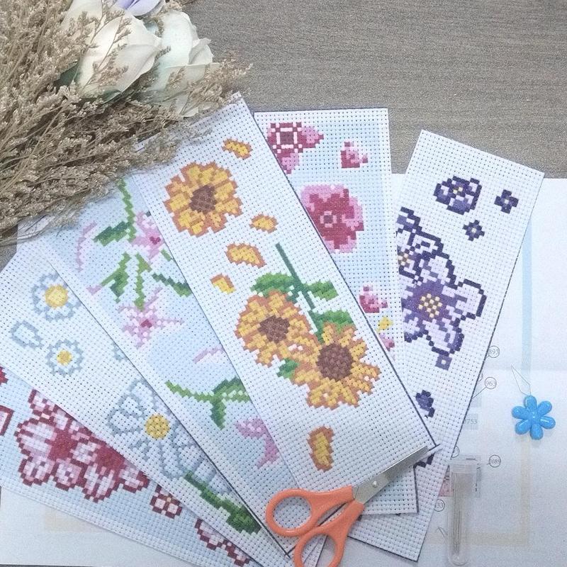 Floral Pattern DIY Cross Stitch Bookmark Kit (with Random Color Tool), 1 Set DIY Cross Stitch Kit for Beginners, Book Page Decoration, Gift for Friends [Package List As Picture Shown]