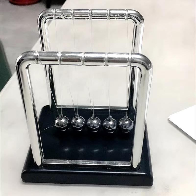 Newton's Cradle, 1 Count Creative Desktop Decoration, Ball Swinging Toy, School Teaching Aid, School Supplies, Gift for Students, Trending Home Decor 2024