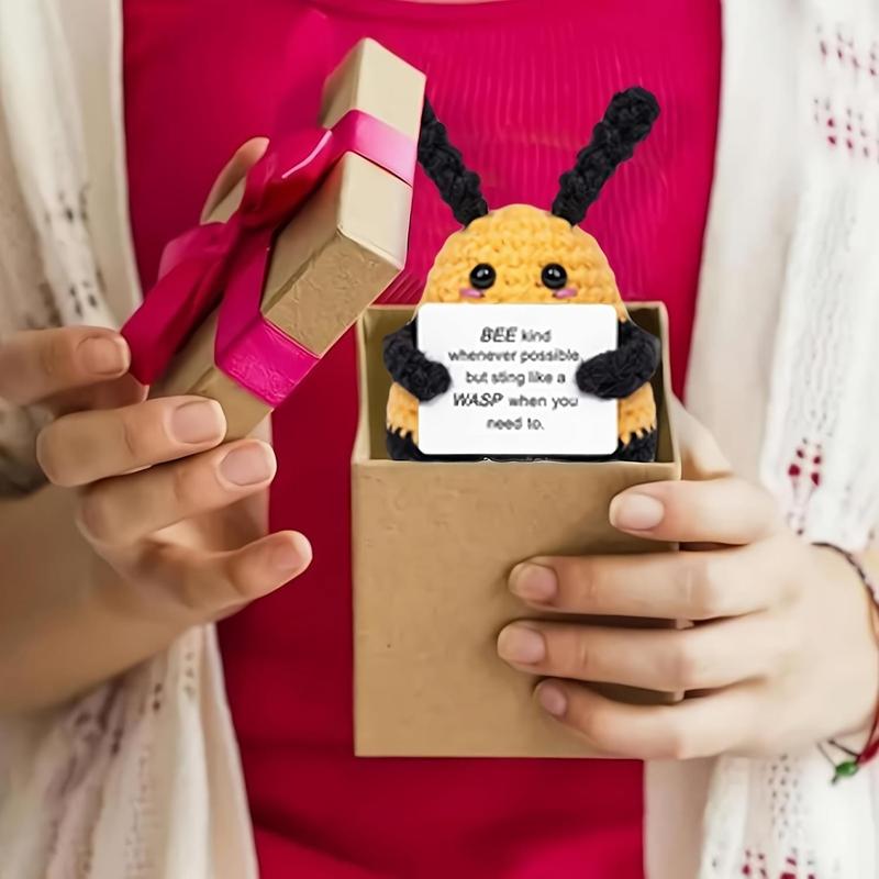 Cute Positive Bee Crochet Kit, 1 Count Mini Crochet Bee with Positive Affirmations Card, Knitted Pocket Hug Bee with Emotional Inspirational Card, Christmas Gift