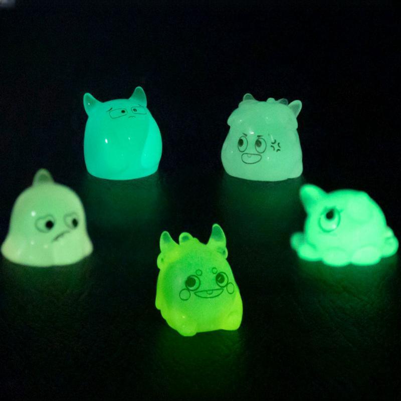 Random Color & Style Luminous Mini Monster Decoration, 30 50pcs Cute Glow in The Dark Mini Monster Ornament, DIY Decoration for Fish Tank & Home & Car